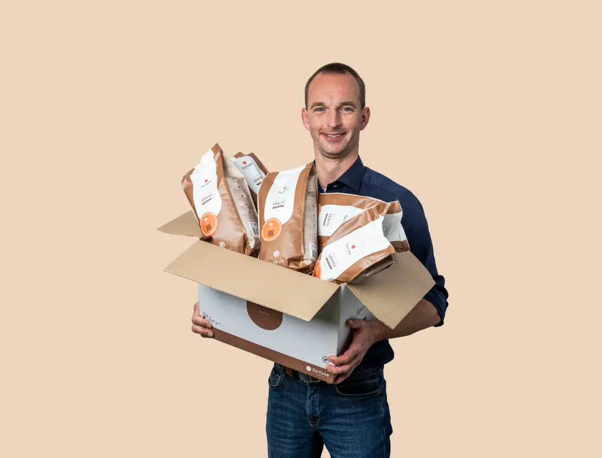 Ondernemer regio Friesland-Zuid met een doos vol koffiebonen